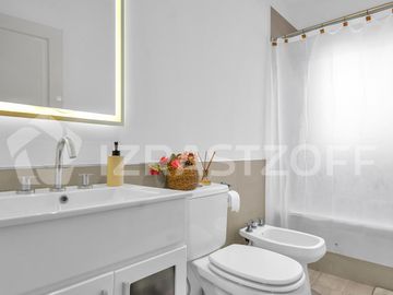 Muy buena casa en venta en lote central en Barrio Santo Tomas