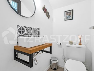 Muy buena casa en venta en lote central en Barrio Santo Tomas