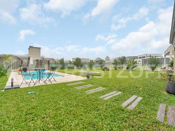 Muy buena casa en venta en lote central en Barrio Santo Tomas