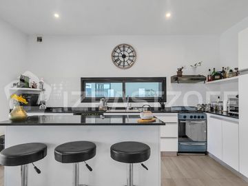Muy buena casa en venta en lote central en Barrio Santo Tomas