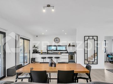 Muy buena casa en venta en lote central en Barrio Santo Tomas