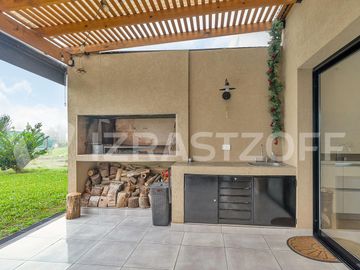 Muy buena casa en venta en lote central en Barrio Santo Tomas