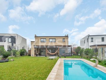 Muy buena casa en venta en lote central en Barrio Santo Tomas