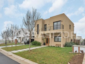 Muy buena casa en venta en lote central en Barrio Santo Tomas