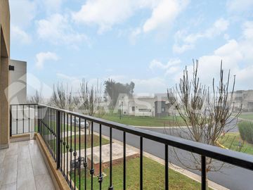 Muy buena casa en venta en lote central en Barrio Santo Tomas