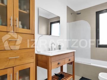 Muy buena casa en venta en lote central en Barrio Santo Tomas
