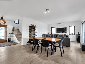 Muy buena casa en venta en lote central en Barrio Santo Tomas