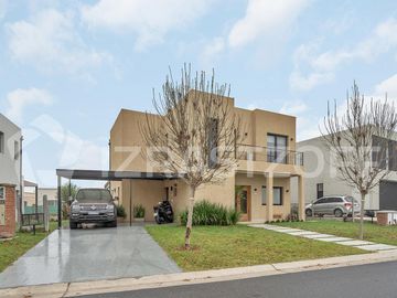 Muy buena casa en venta en lote central en Barrio Santo Tomas