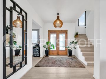 Muy buena casa en venta en lote central en Barrio Santo Tomas