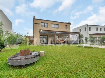 Muy buena casa en venta en lote central en Barrio Santo Tomas