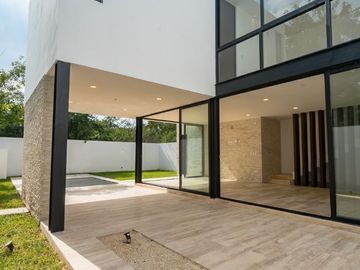 HERMOSA RESIDENCIA EN VENTA EN PRIVADA TAMARA, XCANATUN MERIDA.