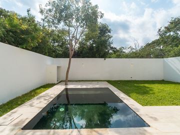 HERMOSA RESIDENCIA EN VENTA EN PRIVADA TAMARA, XCANATUN MERIDA.