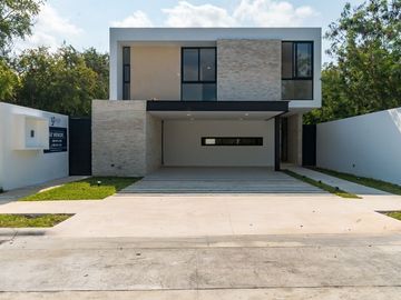 HERMOSA RESIDENCIA EN VENTA EN PRIVADA TAMARA, XCANATUN MERIDA.