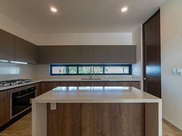 HERMOSA RESIDENCIA EN VENTA EN PRIVADA TAMARA, XCANATUN MERIDA.
