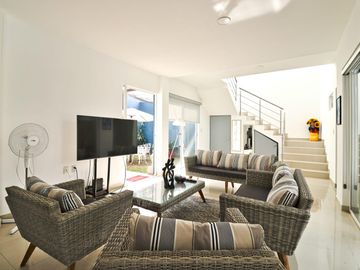 CASA MODERNA EN BURGOS VIG 24/7 ALBERCA Y JARDIN PRIVADO
