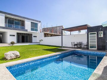 ESPECTACULAR CASA EN EXCLUSIVO FRACC EN BURGOS