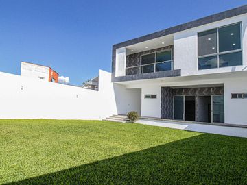 ESPECTACULAR CASA EN EXCLUSIVO FRACC EN BURGOS