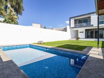 ESPECTACULAR CASA EN EXCLUSIVO FRACC EN BURGOS