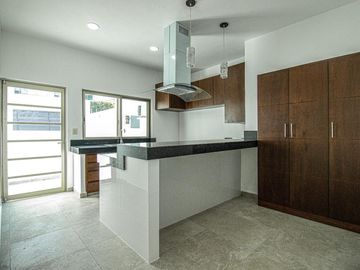 ESPECTACULAR CASA EN EXCLUSIVO FRACC EN BURGOS