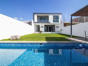 ESPECTACULAR CASA EN EXCLUSIVO FRACC EN BURGOS