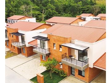 Casa esquinera en conjunto cerrado Mukava del valle Cerritos Pereira