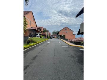 HERMOSA TOWNHOUSE - ALTOS DE TANAMBI