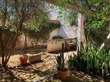 Casa para Renovar: Amplio Terreno a Pasos del Centro-San Antonio