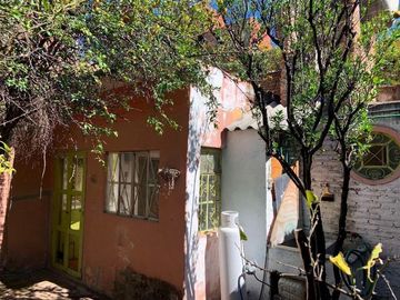 Casa para Renovar: Amplio Terreno a Pasos del Centro-San Antonio