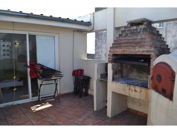 Duplex 3 ambientes con terraza y parrilla propia