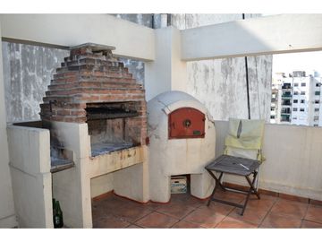 Duplex 3 ambientes con terraza y parrilla propia