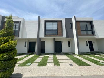 Casa nueva en venta  por Vialidad López Portillo, fraccionamiento residencial cerca del aeropuerto de Toluca, parque Toluca 2000 y Plaza Santin.