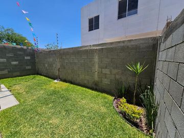 Casa en Venta en Fracc. QUINTAS NAVARRA Torreón Coah. Modelo MALVASIA