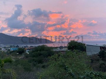 En venta casa rustica amoblada vista al mar en Puerto López