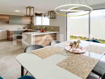 Calderon, Casa 3 Habitaciones con Terraza y Dos Parqueaderos