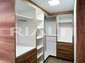 Calderon, Casa 3 Habitaciones con Terraza y Dos Parqueaderos