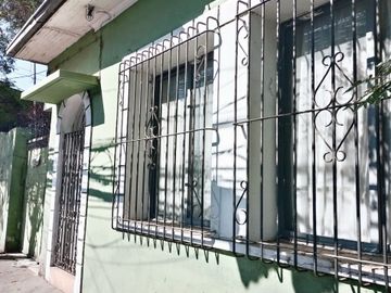 Se vende casa para inversión, a pasos metro Einstein.