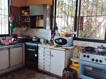 Se vende casa para inversión, a pasos metro Einstein.