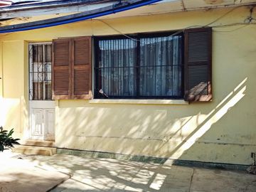 Se vende casa para inversión, a pasos metro Einstein.