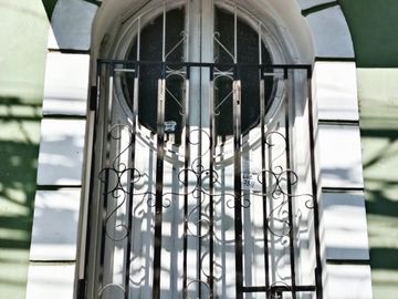 Se vende casa para inversión, a pasos metro Einstein.