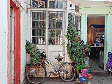 Se vende casa para inversión, a pasos metro Einstein.