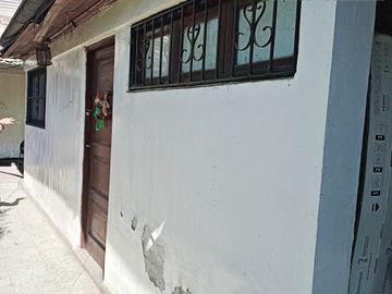Se vende casa para inversión, a pasos metro Einstein.