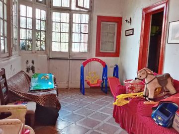 Se vende casa para inversión, a pasos metro Einstein.