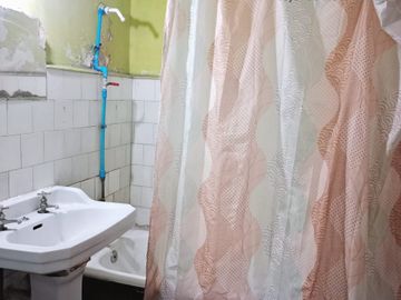 Se vende casa para inversión, a pasos metro Einstein.