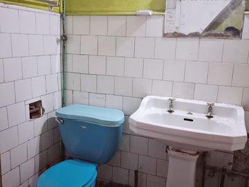 Se vende casa para inversión, a pasos metro Einstein.
