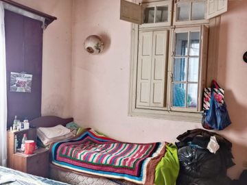 Se vende casa para inversión, a pasos metro Einstein.