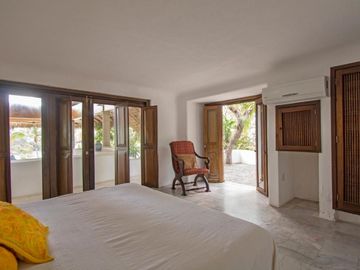 CASA A PIE DE PLAYA EN MANZANILLO