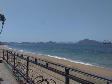 LOCAL A PIE DE PLAYA EN MANZANILLO