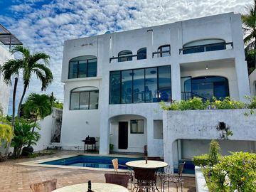 CASA CON VISTA AL MAR EN LA PENINSULA DE SANTIAGO EN MANZANILLO