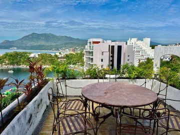 CASA CON VISTA AL MAR EN LA PENINSULA DE SANTIAGO EN MANZANILLO
