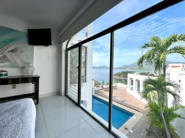 CASA CON VISTA AL MAR EN LA PENINSULA DE SANTIAGO EN MANZANILLO